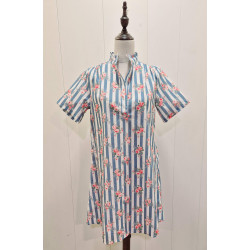Vestido estilo camisero que destaca por su estampado de rayas verticales combinado con un delicado diseño floral