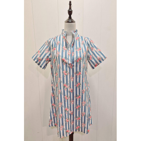 Vestido estilo camisero que destaca por su estampado de rayas verticales combinado con un delicado diseño floral
