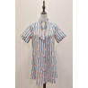 Vestido estilo camisero que destaca por su estampado de rayas verticales combinado con un delicado diseño floral