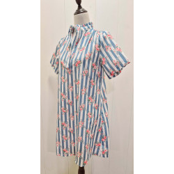 Vestido estilo camisero que destaca por su estampado de rayas verticales combinado con un delicado diseño floral