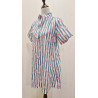 Vestido estilo camisero que destaca por su estampado de rayas verticales combinado con un delicado diseño floral