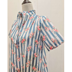 Vestido estilo camisero que destaca por su estampado de rayas verticales combinado con un delicado diseño floral
