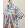 Vestido estilo camisero que destaca por su estampado de rayas verticales combinado con un delicado diseño floral