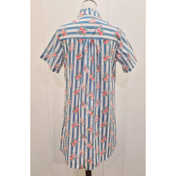 Vestido estilo camisero que destaca por su estampado de rayas verticales combinado con un delicado diseño floral