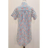 Vestido estilo camisero que destaca por su estampado de rayas verticales combinado con un delicado diseño floral