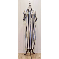 Vestido camisero presenta un diseño clásico con rayas verticales. Con cuello camisero, cierre frontal de botones y un práctico b