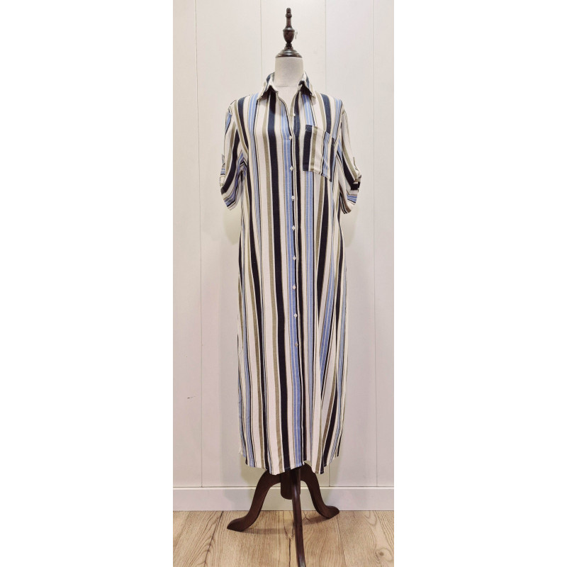 Vestido camisero presenta un diseño clásico con rayas verticales. Con cuello camisero, cierre frontal de botones y un práctico b