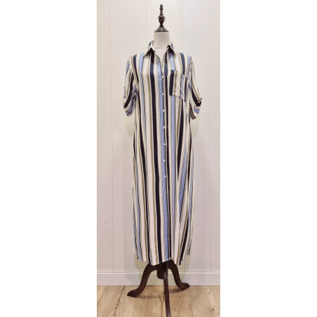 Vestido camisero presenta un diseño clásico con rayas verticales. Con cuello camisero, cierre frontal de botones y un práctico b