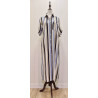 Vestido camisero presenta un diseño clásico con rayas verticales. Con cuello camisero, cierre frontal de botones y un práctico b