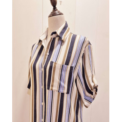 Vestido camisero presenta un diseño clásico con rayas verticales. Con cuello camisero, cierre frontal de botones y un práctico b