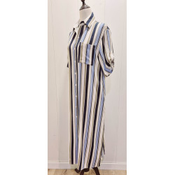 Vestido camisero presenta un diseño clásico con rayas verticales. Con cuello camisero, cierre frontal de botones y un práctico b
