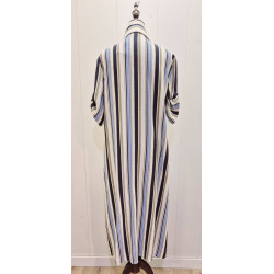 Vestido camisero presenta un diseño clásico con rayas verticales. Con cuello camisero, cierre frontal de botones y un práctico b