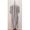 Vestido camisero presenta un diseño clásico con rayas verticales. Con cuello camisero, cierre frontal de botones y un práctico b
