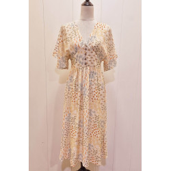 Vestido escote pico, cuerpo abotonado y mangas cortas de tipo vuelo, largo midi.