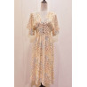 Vestido escote pico, cuerpo abotonado y mangas cortas de tipo vuelo, largo midi.