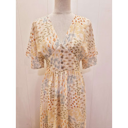 Vestido escote pico, cuerpo abotonado y mangas cortas de tipo vuelo, largo midi.