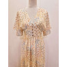 Vestido escote pico, cuerpo abotonado y mangas cortas de tipo vuelo, largo midi.