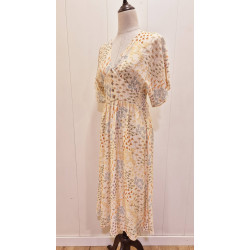 Vestido escote pico, cuerpo abotonado y mangas cortas de tipo vuelo, largo midi.
