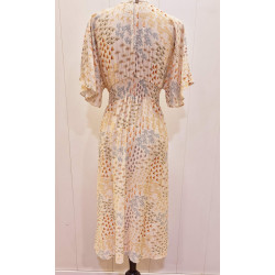 Vestido escote pico, cuerpo abotonado y mangas cortas de tipo vuelo, largo midi.