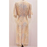 Vestido escote pico, cuerpo abotonado y mangas cortas de tipo vuelo, largo midi.