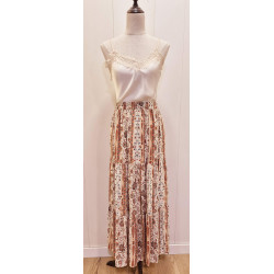 Falda maxi de estilo bohemio con un diseño escalonado y un estampado floral paisley
