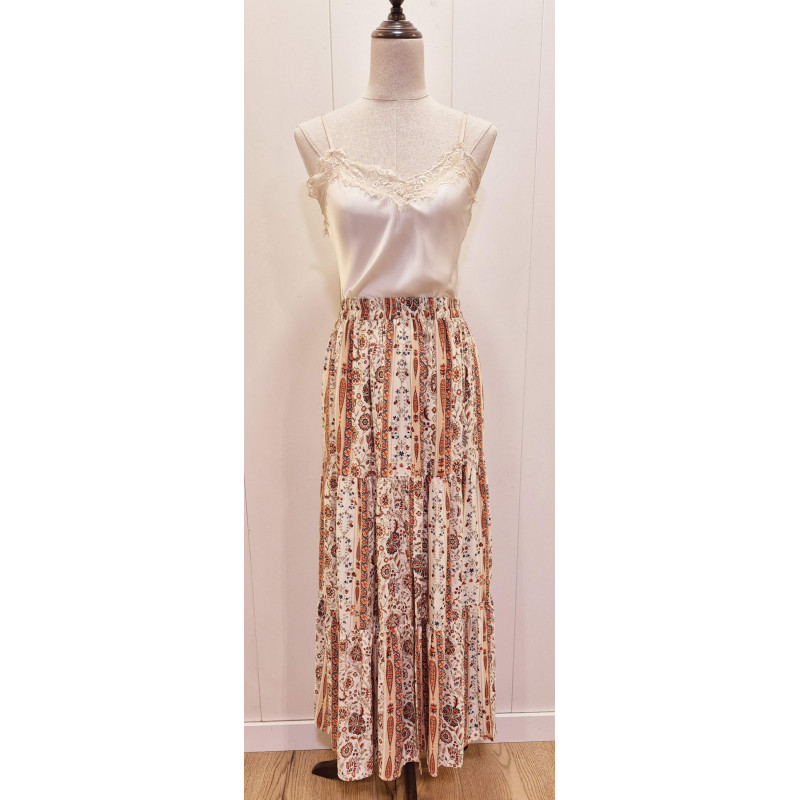 Falda maxi de estilo bohemio con un diseño escalonado y un estampado floral paisley