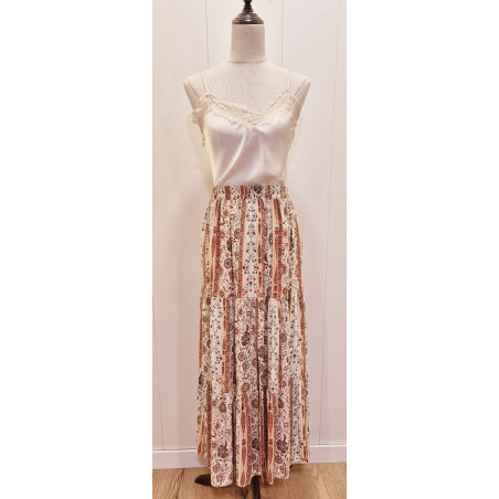 Falda maxi de estilo bohemio con un diseño escalonado y un estampado floral paisley