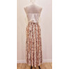 Falda maxi de estilo bohemio con un diseño escalonado y un estampado floral paisley