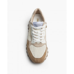 Una zapatilla deportiva estilo running para mujer que destaca por su combinación de texturas y materiales  Detalles del material