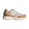 Zapatilla deportiva estilo running retro que combina paneles de malla transpirable, antelina.   Cuenta con cierre de cordones tr