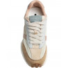 Zapatilla deportiva estilo running retro que combina paneles de malla transpirable, antelina.   Cuenta con cierre de cordones tr