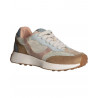 Zapatilla deportiva estilo running retro que combina paneles de malla transpirable, antelina.   Cuenta con cierre de cordones tr