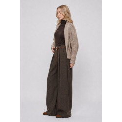 Chaqueta de corte relajado confeccionada en tejido de punto abierto. Cuello con solapas y mangas largas anchas. Ribetes de punto
