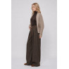 Chaqueta de corte relajado confeccionada en tejido de punto abierto. Cuello con solapas y mangas largas anchas. Ribetes de punto