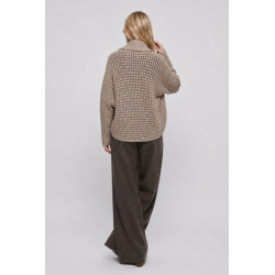 Chaqueta de corte relajado confeccionada en tejido de punto abierto. Cuello con solapas y mangas largas anchas. Ribetes de punto
