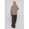 Chaqueta de corte relajado confeccionada en tejido de punto abierto. Cuello con solapas y mangas largas anchas. Ribetes de punto