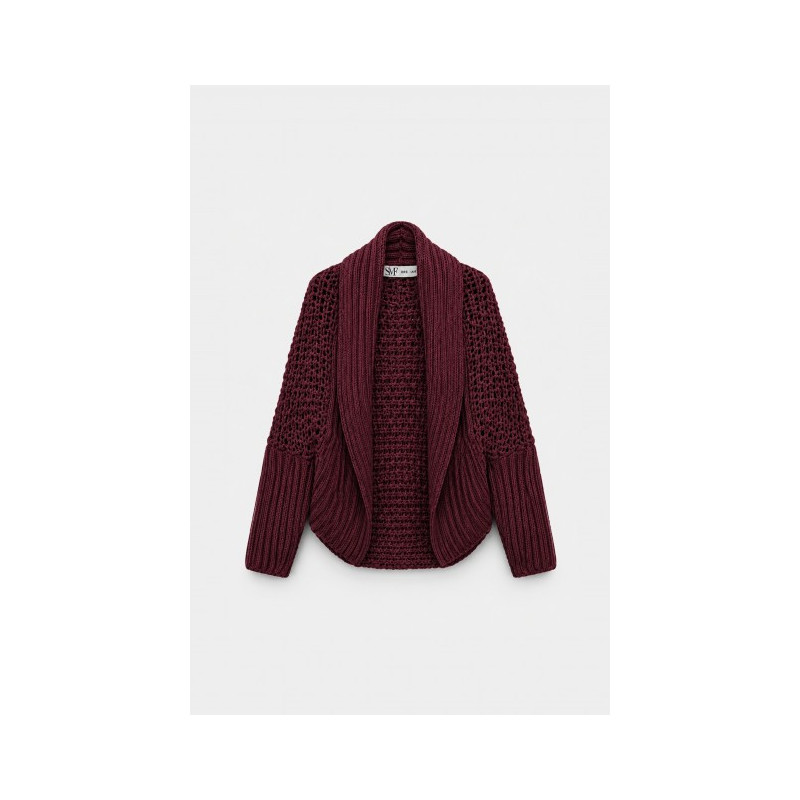 Chaqueta de corte relajado confeccionada en tejido de punto abierto. Cuello con solapas y mangas largas anchas. Ribetes de punto