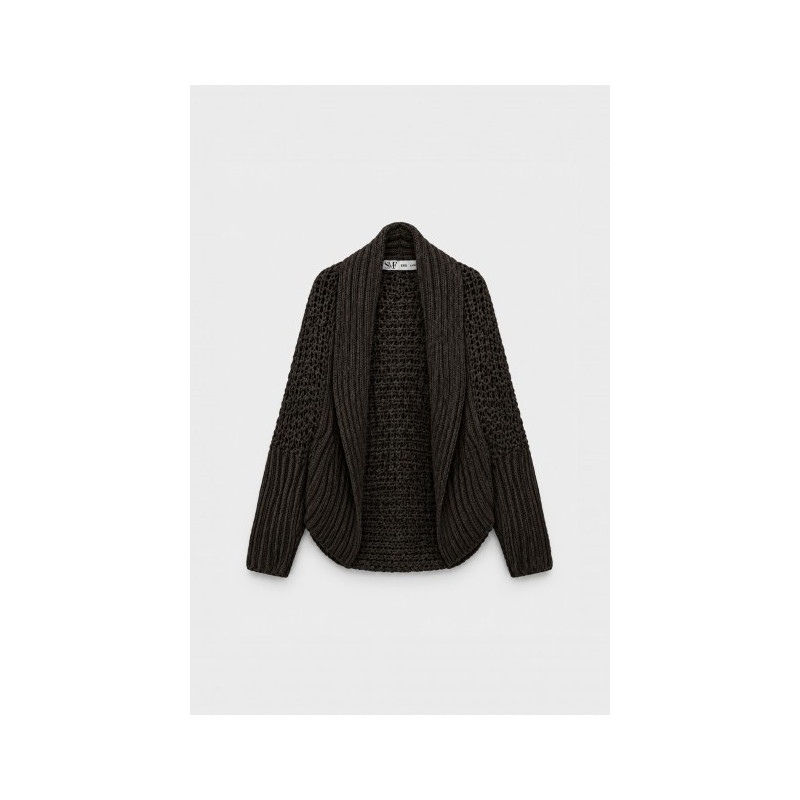 Chaqueta de corte relajado confeccionada en tejido de punto abierto. Cuello con solapas y mangas largas anchas. Ribetes de punto