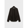 Chaqueta de corte relajado confeccionada en tejido de punto abierto. Cuello con solapas y mangas largas anchas. Ribetes de punto