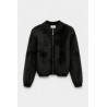 Chaqueta corta de tejido con textura de pelo largo. Cuello redondo y mangas largas de canalé. Ribetes de canalé y cierre de crem