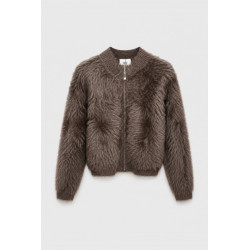 Chaqueta corta de tejido con textura de pelo largo. Cuello redondo y mangas largas de canalé. Ribetes de canalé y cierre de crem