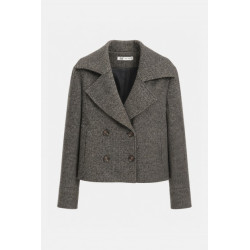 Chaqueta corta de tejido con estampado de espiga. Cuello con solapas anchas y mangas largas con puños definidos. Interior forrad