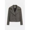 Chaqueta corta de tejido con estampado de espiga. Cuello con solapas anchas y mangas largas con puños definidos. Interior forrad