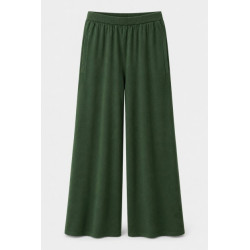 Pantalones largos de pierna ancha confeccionados en un tejido de aspecto suave. Cintura elástica y bolsillos laterales.