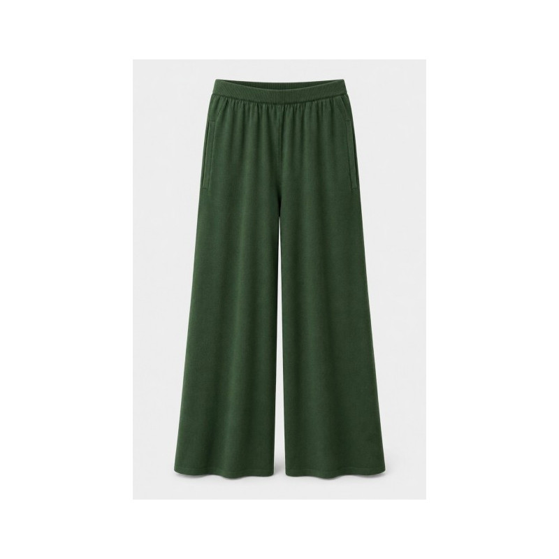 Pantalones largos de pierna ancha confeccionados en un tejido de aspecto suave. Cintura elástica y bolsillos laterales.