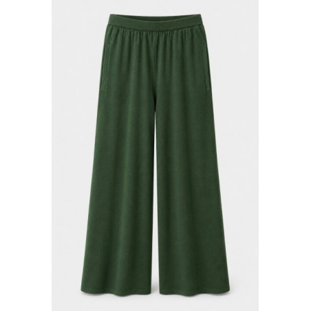 Pantalones largos de pierna ancha confeccionados en un tejido de aspecto suave. Cintura elástica y bolsillos laterales.