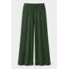 Pantalones largos de pierna ancha confeccionados en un tejido de aspecto suave. Cintura elástica y bolsillos laterales.