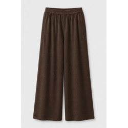 Pantalones largos de pierna ancha confeccionados en un tejido de aspecto suave. Cintura elástica y bolsillos laterales.