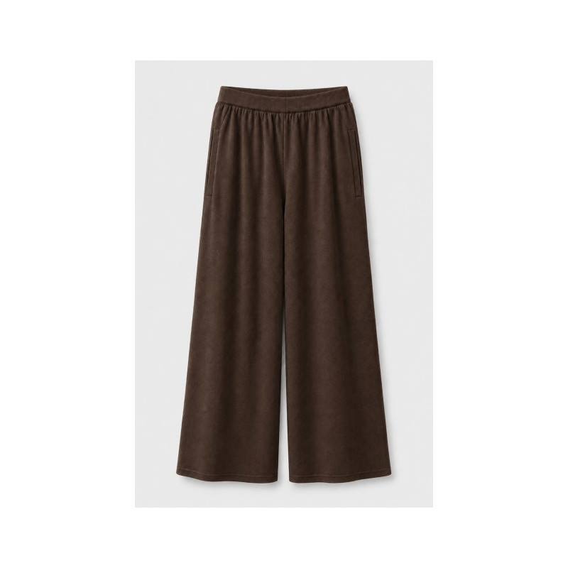 Pantalones largos de pierna ancha confeccionados en un tejido de aspecto suave. Cintura elástica y bolsillos laterales.