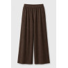 Pantalones largos de pierna ancha confeccionados en un tejido de aspecto suave. Cintura elástica y bolsillos laterales.